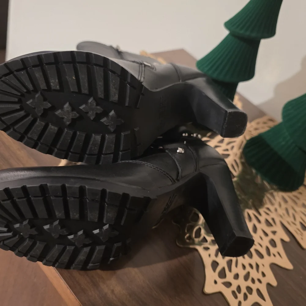 Black Boots - Picture 5 of 5